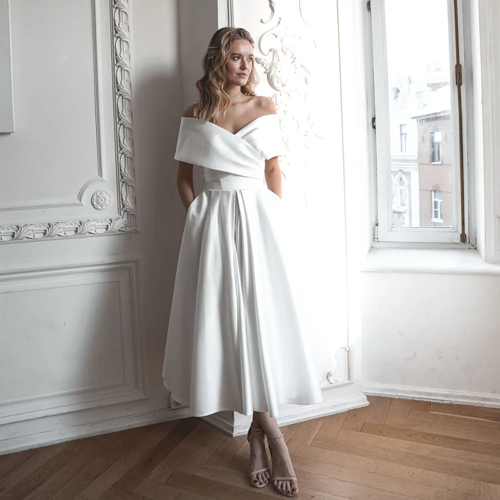 

Платье свадебное атласное ТРАПЕЦИЕВИДНОЕ до середины икры, с карманами и открытыми плечами