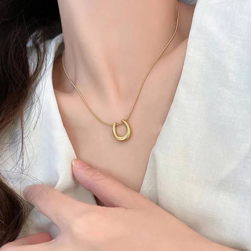 

Simple Necklace for Women U-shaped Pendant Necklace Titanium Steel Plated with Gold Classic Clavicle Chain with Horseshoe Buckle