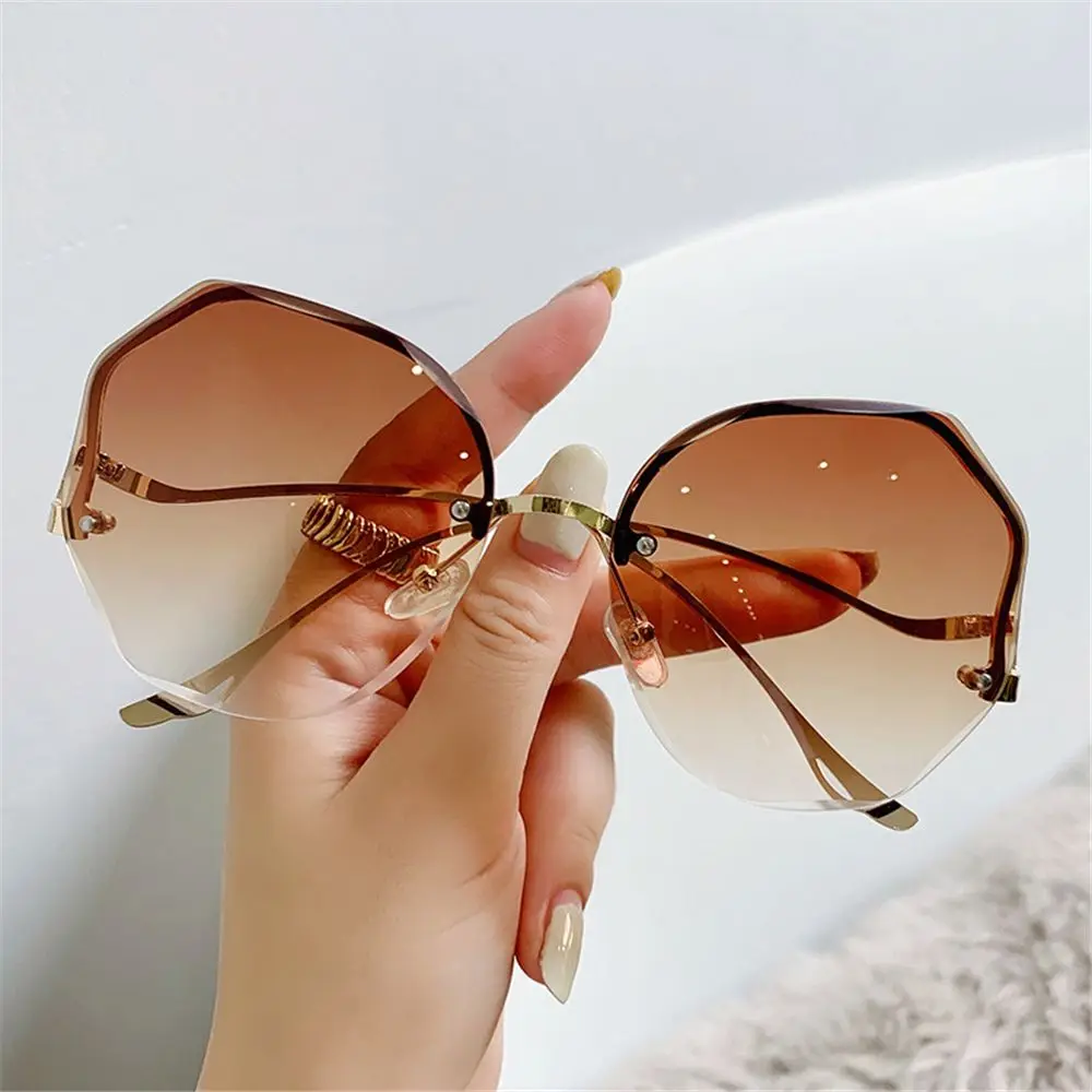 

2021 Fashion Frameless UV400 Metal Curved Temples Ocean Lens Sun Glasses Gradient Sunglasses Vintage Rimless Sunglasses