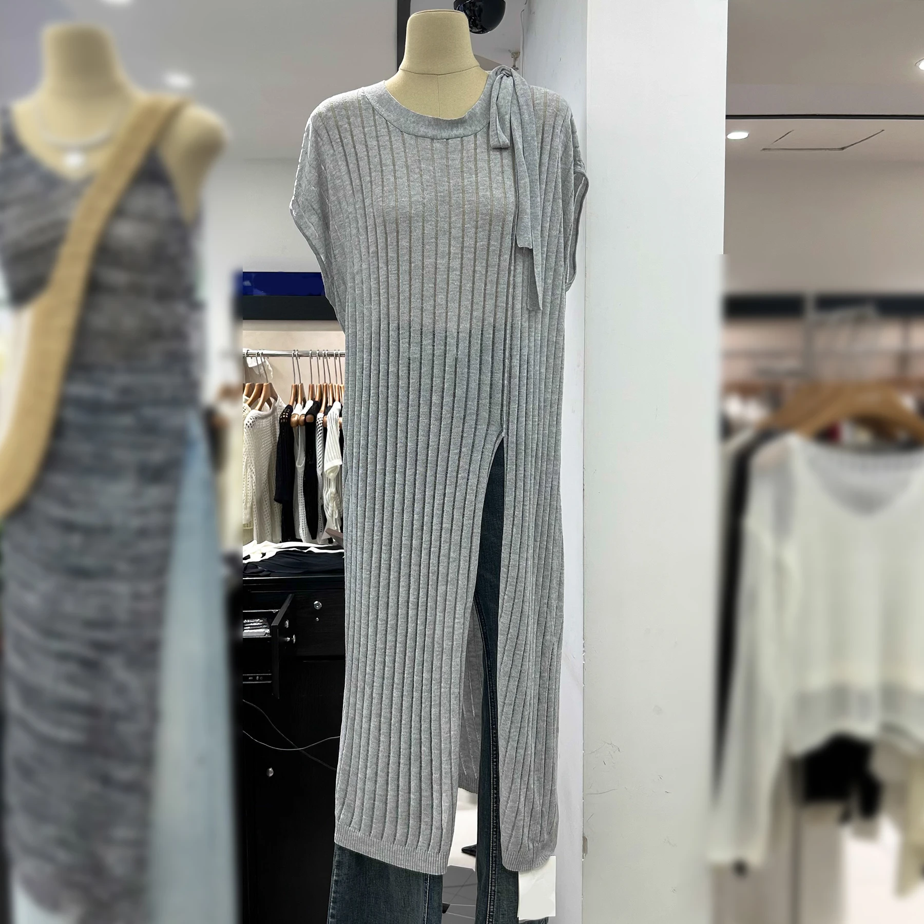 Трикотажный женский топ на бретельках с коротким рукавом