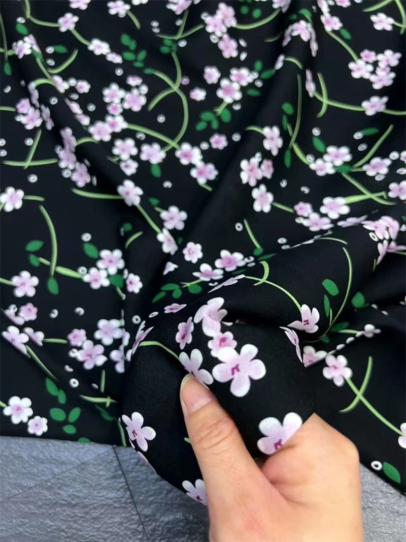Темпераментная черная нижняя часть с маленьким цветочным принтом двойной Qiao