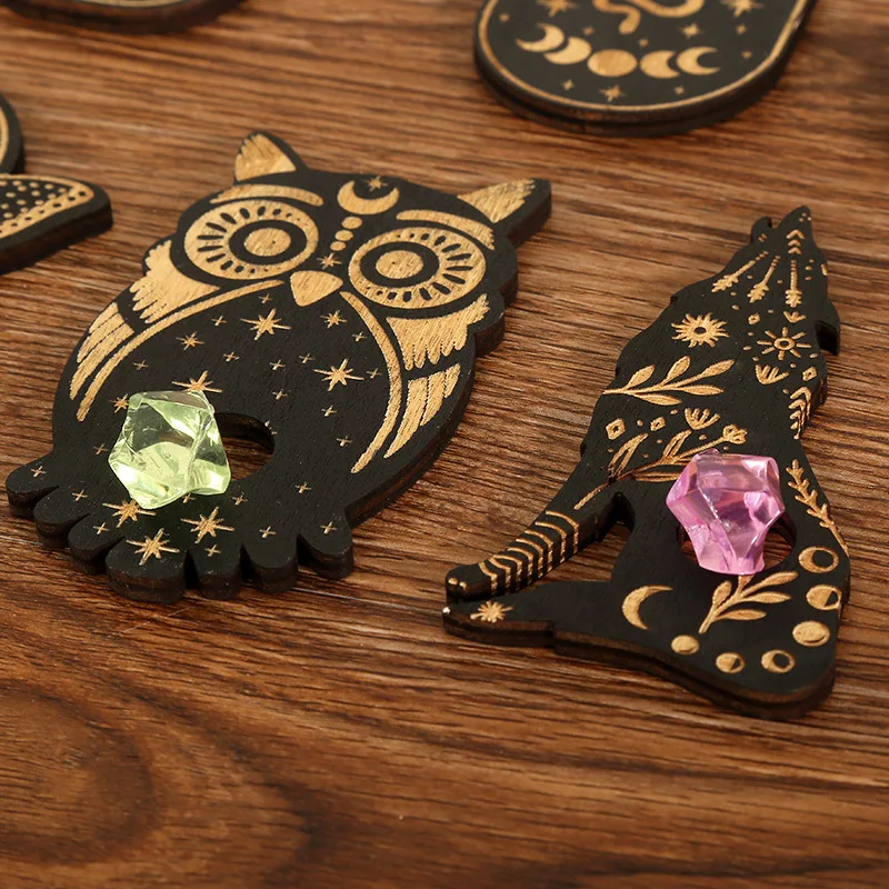 Декоративный деревянный подсвечник с резьбой