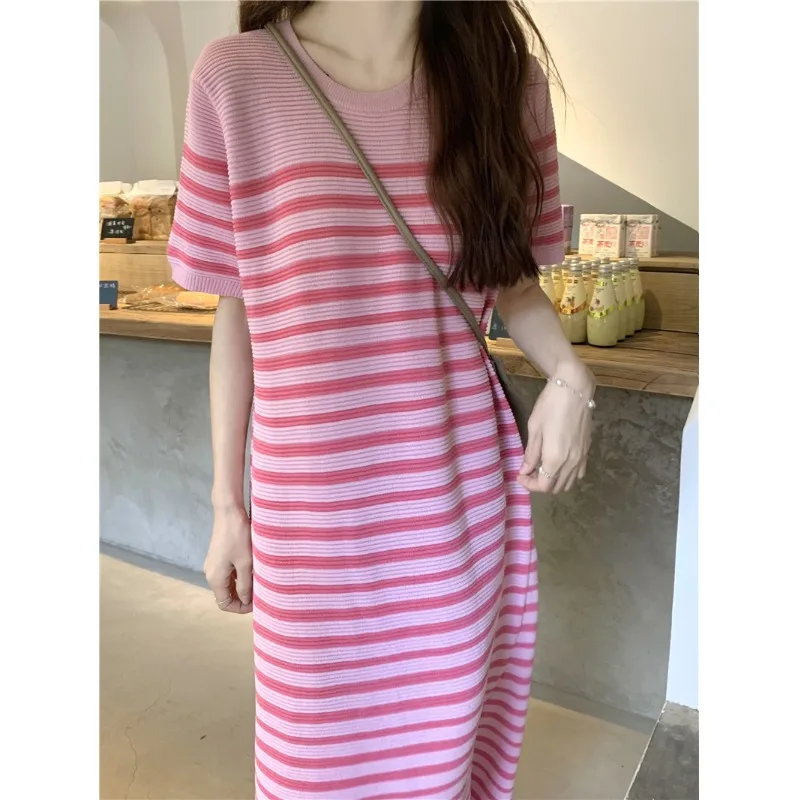 Женское трикотажное платье в полоску повседневное свободное средней длины с