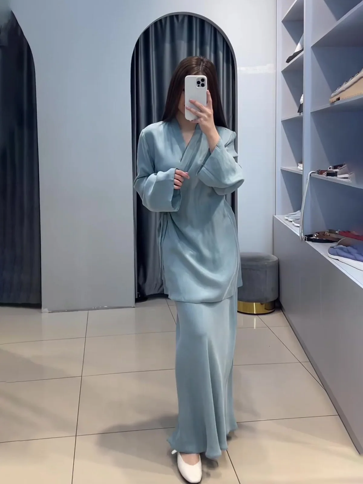 Блузка женская с V-образным вырезом длинным рукавом и завышенной талией