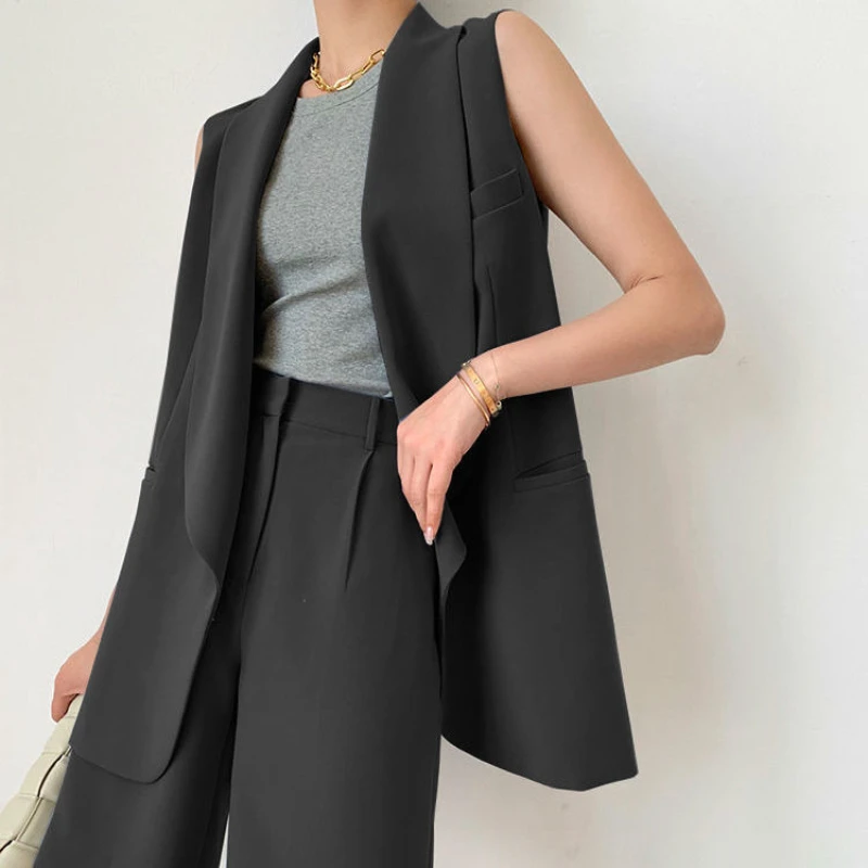 Женский костюм из двух предметов топ без рукавов с отложным воротником и шорты