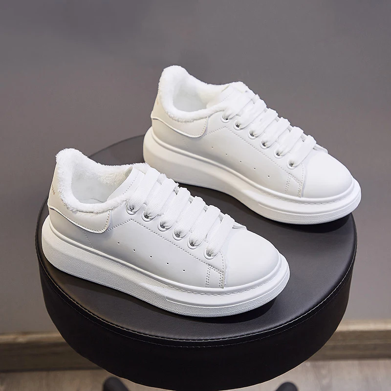 Женские кроссовки на массивной вулканизированной подошве черные белого цвета