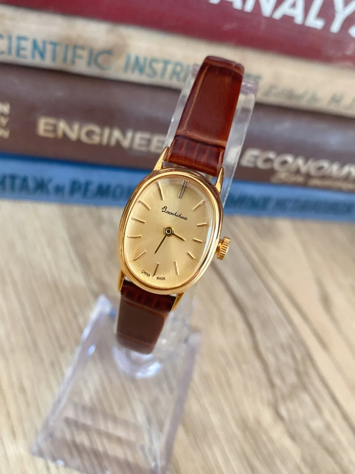 Маленькие кожаные водонепроницаемые кварцевые часы 80-х годов с драгоценными