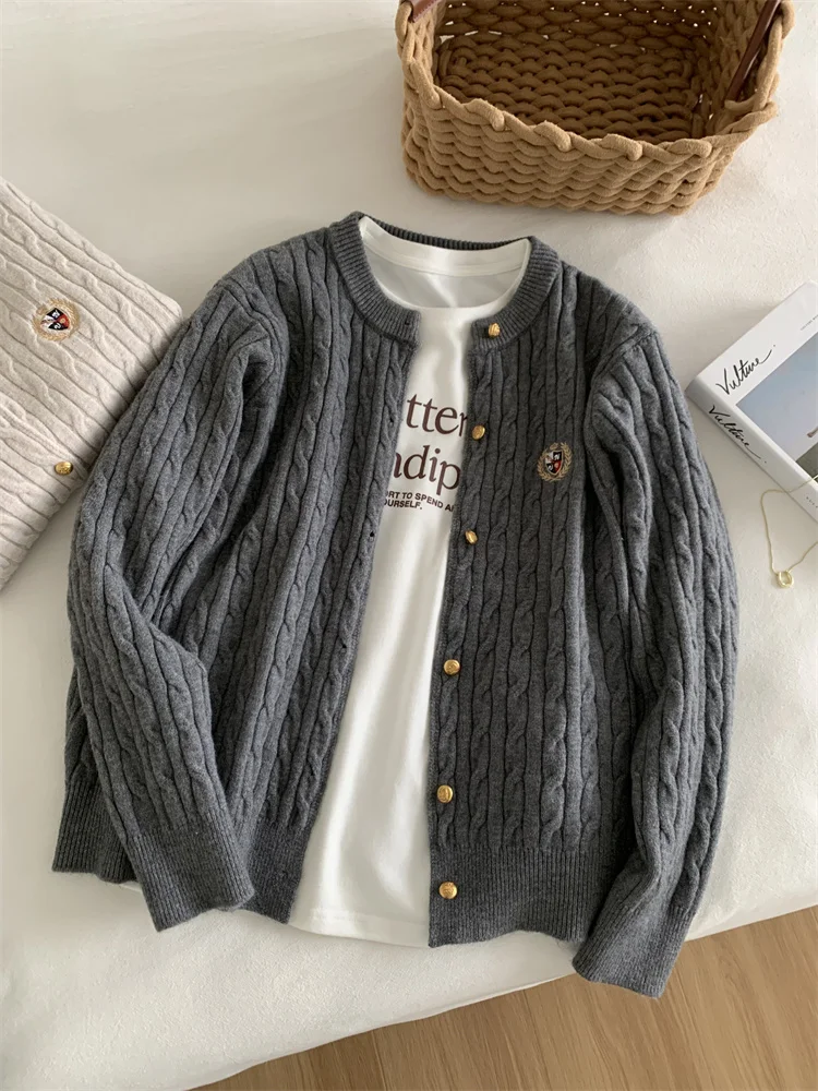 Свитер с круглым вырезом и вышивкой кабеля. Верхняя одежда. Женская весна осень.