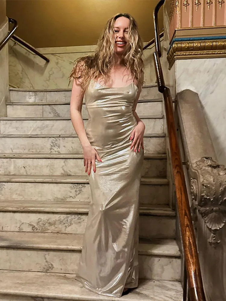 Металлическое платиновое платье с бретелькой на шее атласная текстура