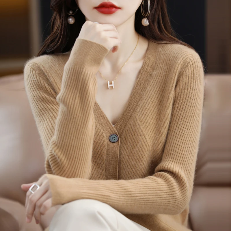 Женский вязаный кардиган с V-образным вырезом