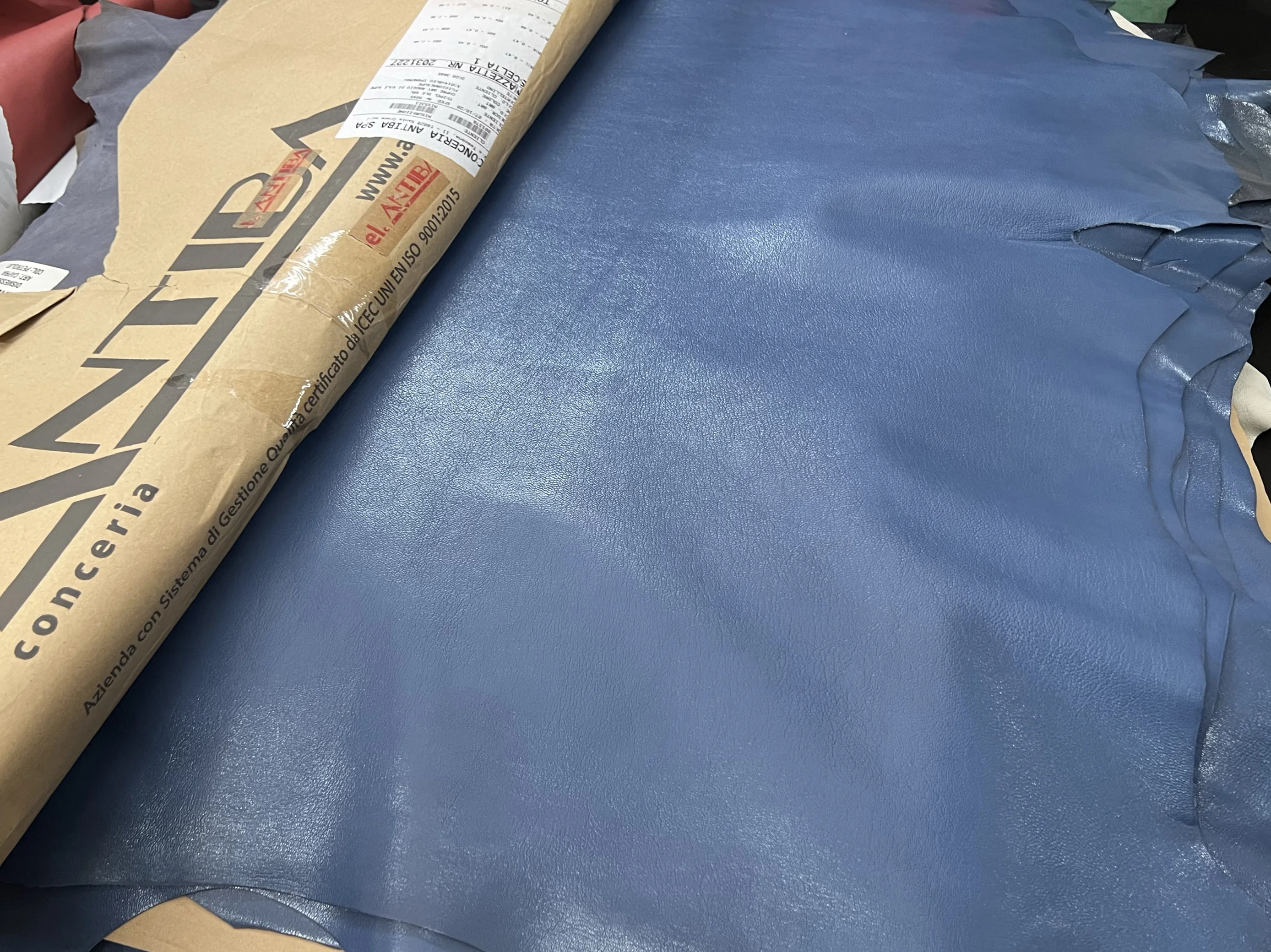 Анба Фабрика синяя овчина растительного дубления толщина 1 мм 5 футов на лист