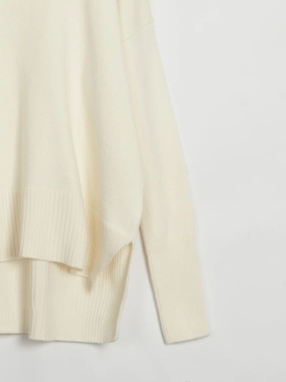 Свитер женский осенне-весенний однотонный свободного кроя с высоким воротником