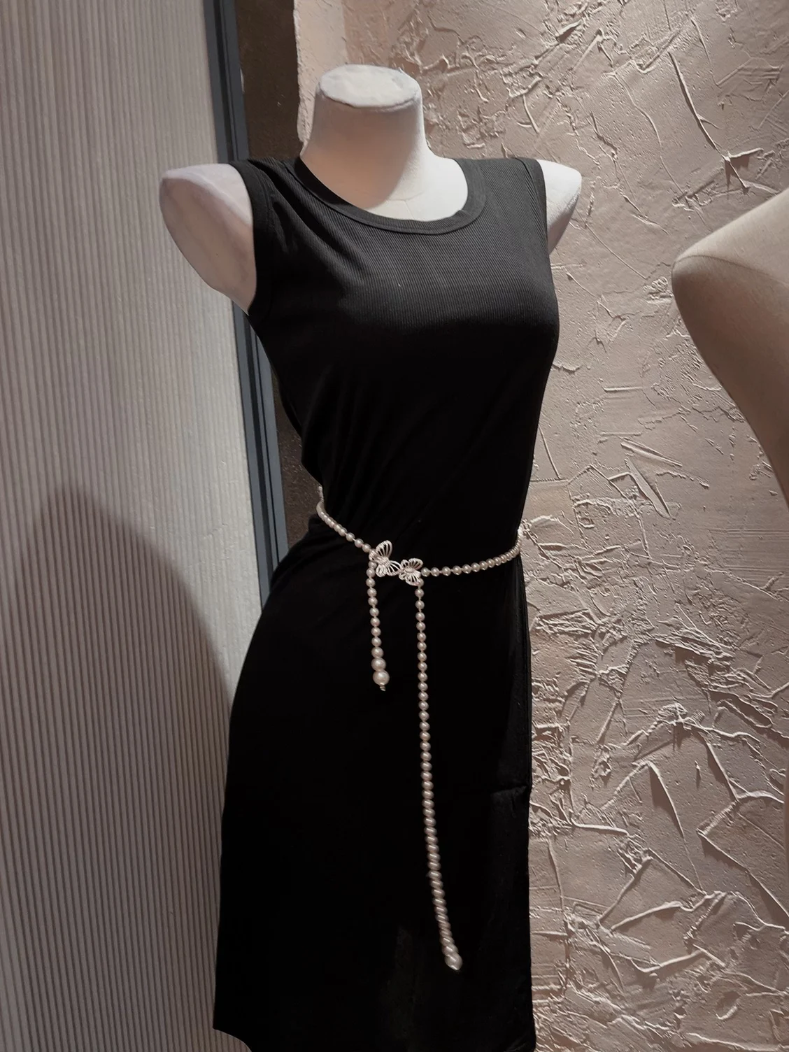 Жемчужно-черное трикотажное платье без рукавов с поясом-цепочкой средней длины