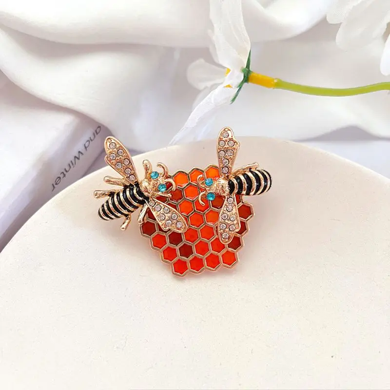 Женская эмалированная брошь в виде пчелы |