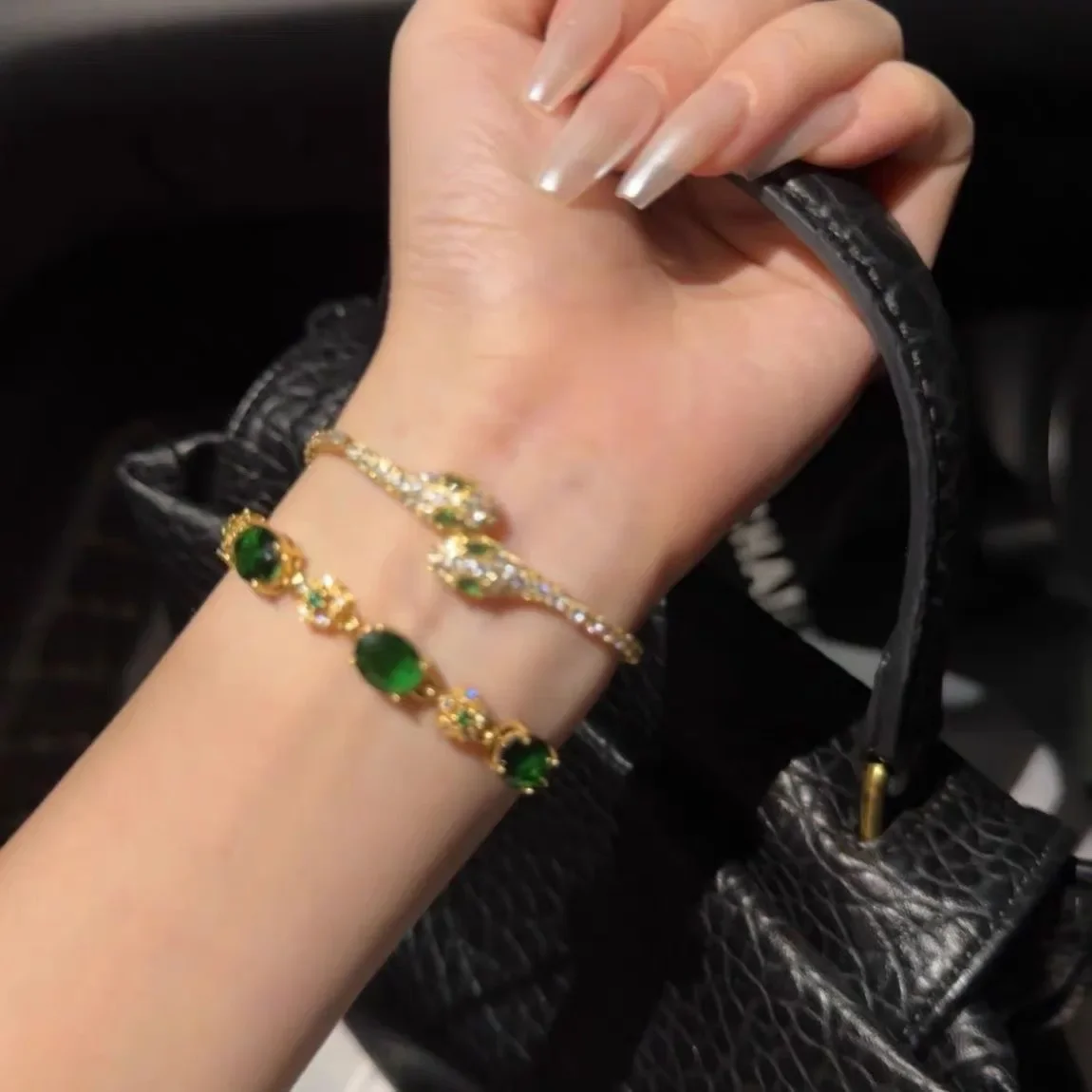 Женский браслет с черными кристаллами и змеиным цирконием