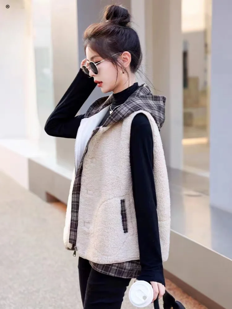 Женский кардиган без рукавов на молнии с капюшоном