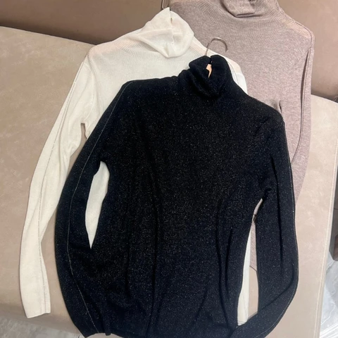 Ультратонкий и ультрамягкий базовый свитер с высокой горловиной из блестящей шелковой шерсти с длинными рукавами