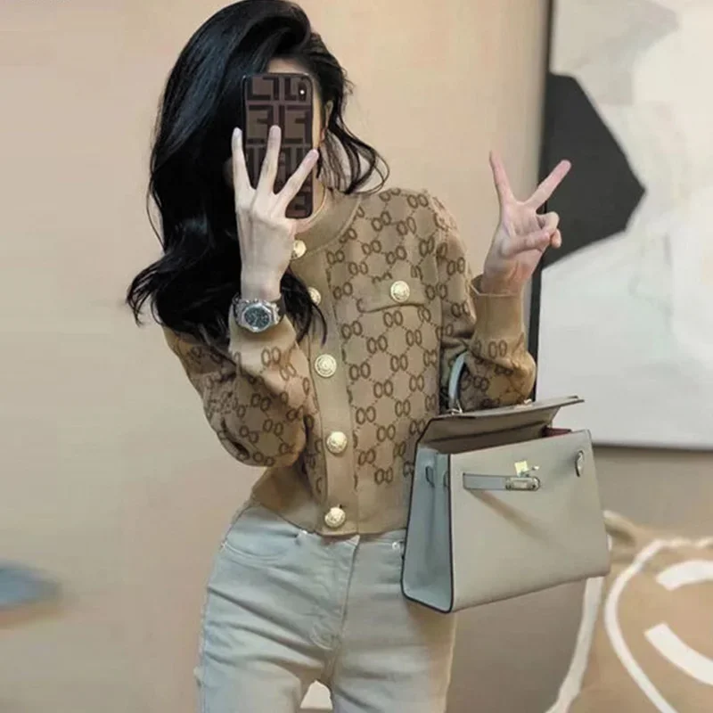 Женский трикотажный свитер с круглым вырезом длинным рукавом и пуговицами