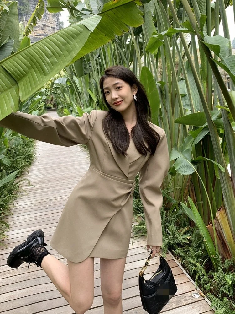 Рисунок 3 - Женское короткое однотонное платье-трапеция