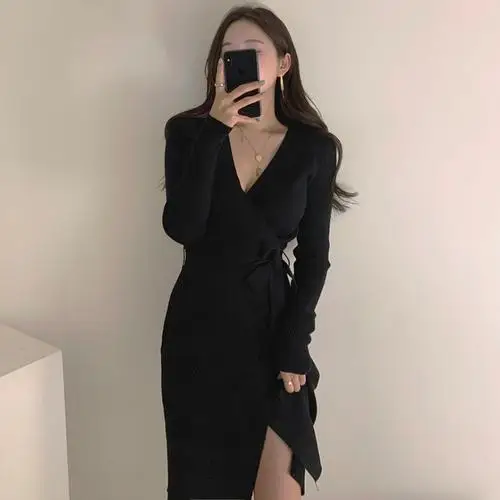 

Женское трикотажное платье со шнуровкой и V-образным вырезом, средней длины