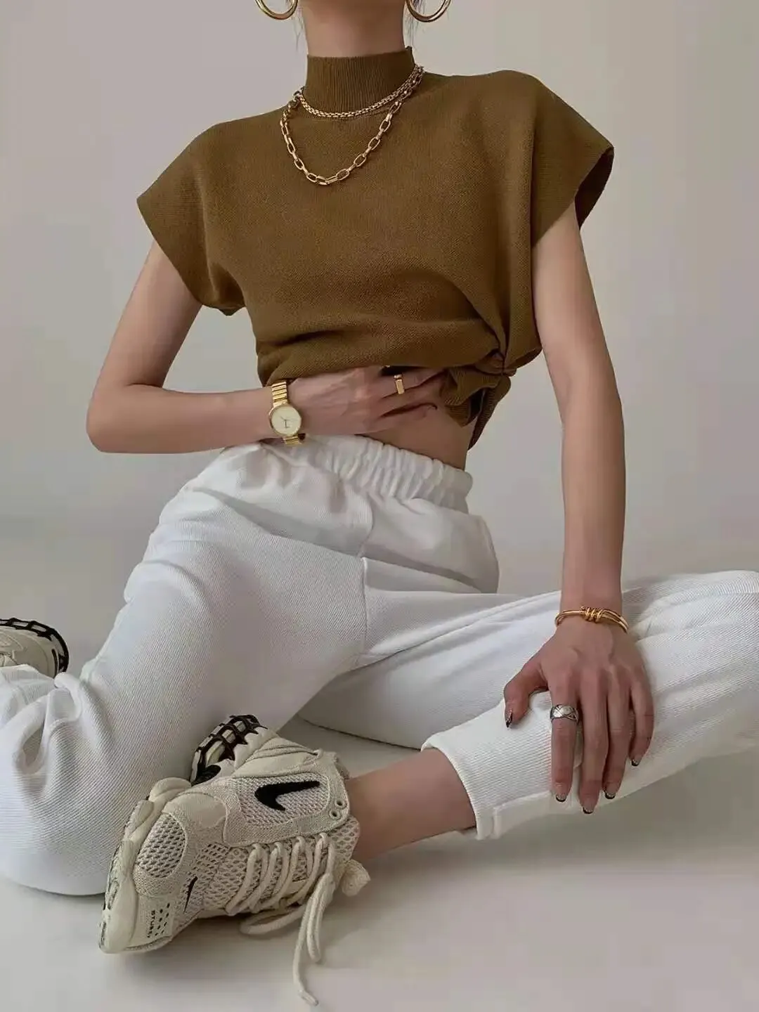 Блузка женская трикотажная с воротником-стойкой и коротким рукавом 1 шт.