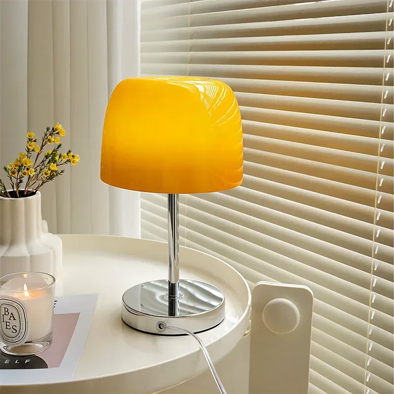 Настольная лампа Bauhaus из кремового стекла