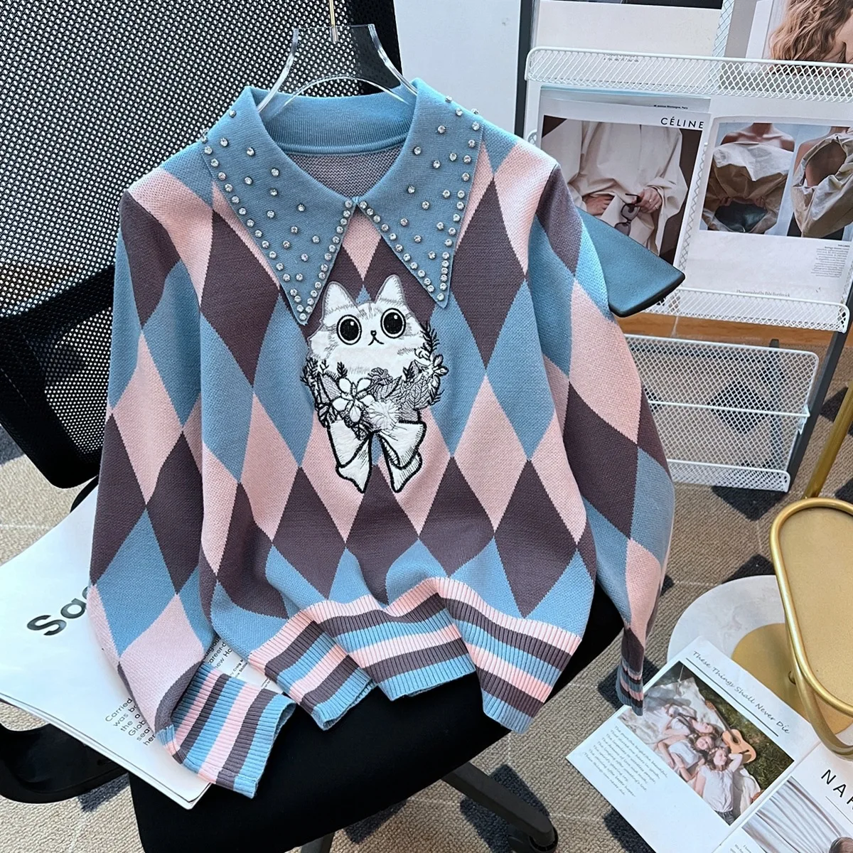 Пуловер с высокой талией и вышивкой кошки украшенный бриллиантами свитер для