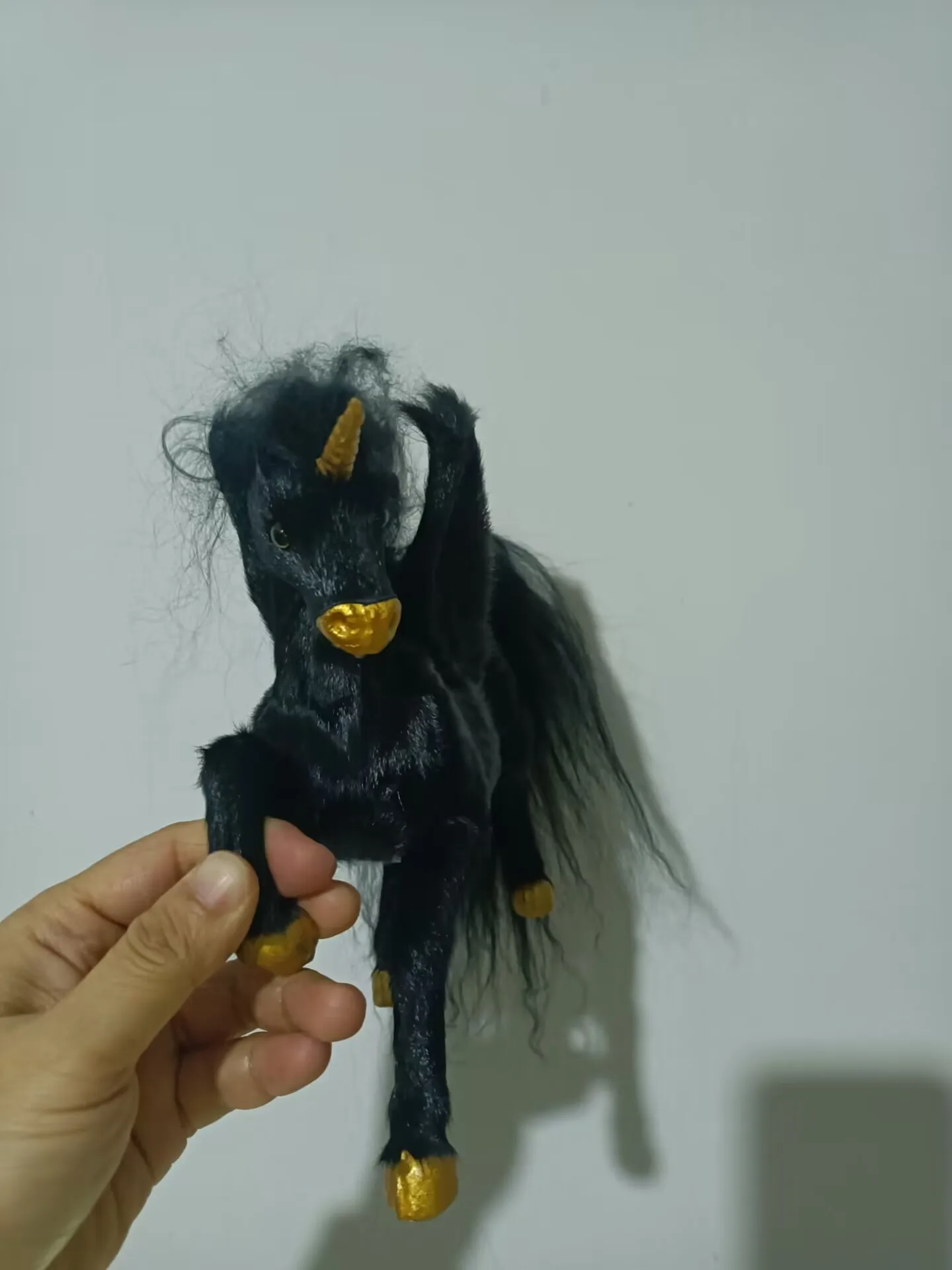 Черная имитация крыльев модель лошади из пластика и меха единорога подарок около