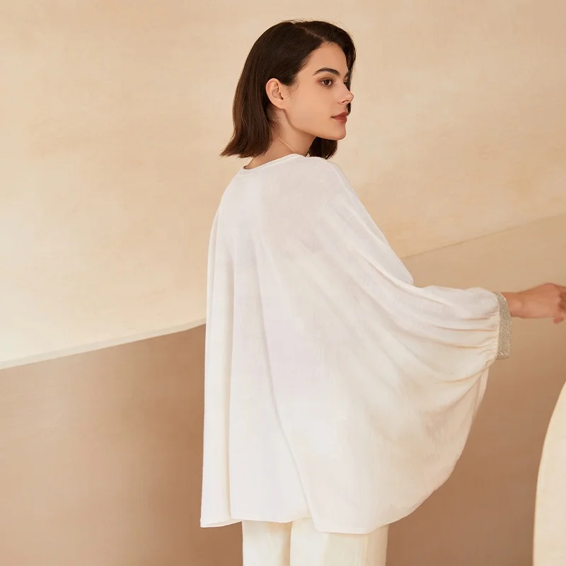 Женский свитер оверсайз с рукавами летучая мышь