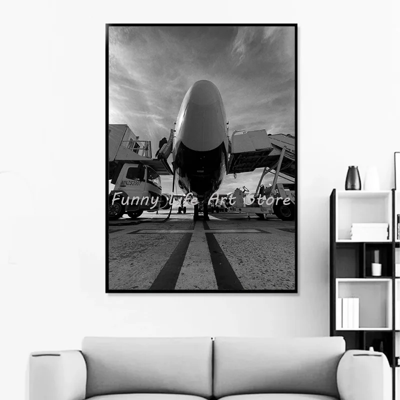 Черно-белый самолет в аэропорту Постер с турбиной Боинг 737 и принты на холсте