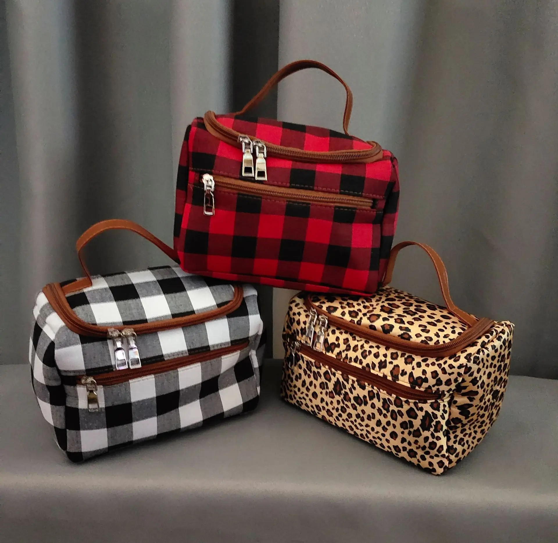 Большая вместительная косметичка с двойной молнией женская для купания дорожный