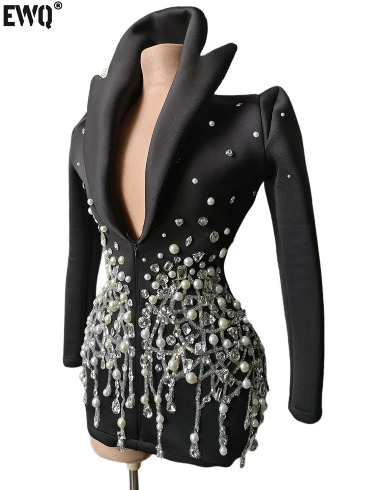 

Женское платье с жемчугом и глубоким V-образным вырезом