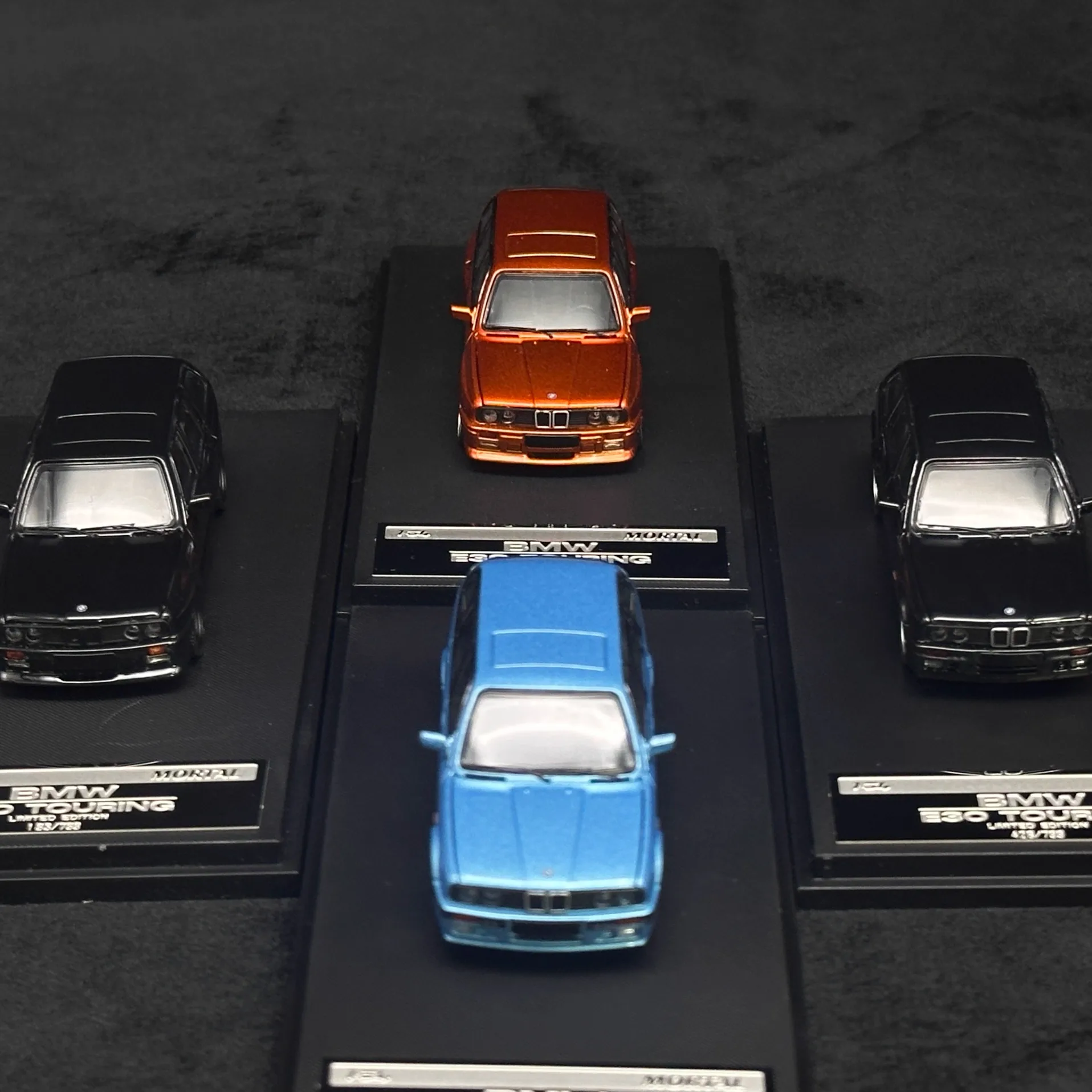 Фото Масштабная модель автомобиля BMW E30 Touring из сплава, 1:64, с открывающимися элементами №1
