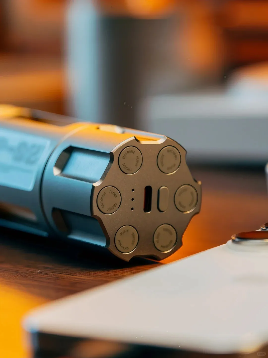 Мобильный аккумулятор Trozk Revolver 5000 мАч серебристый металлический зажим для