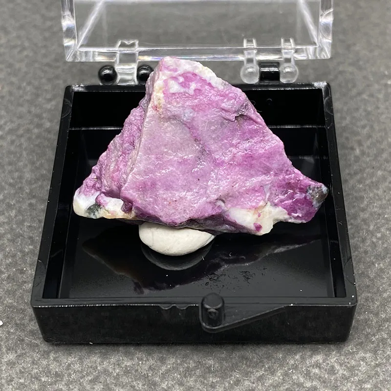 

Зеленый и красный рубин WETFGTNM