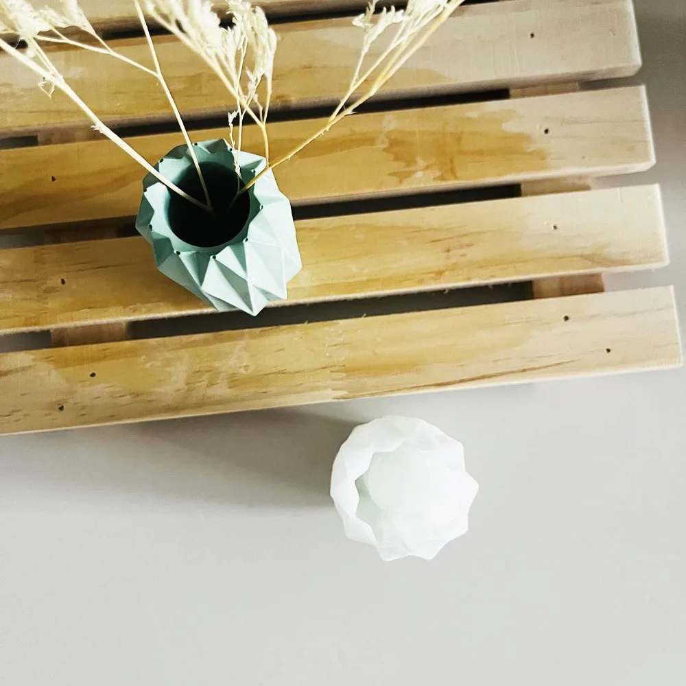 Искусственная силиконовая форма для самостоятельного изготовления бетонных