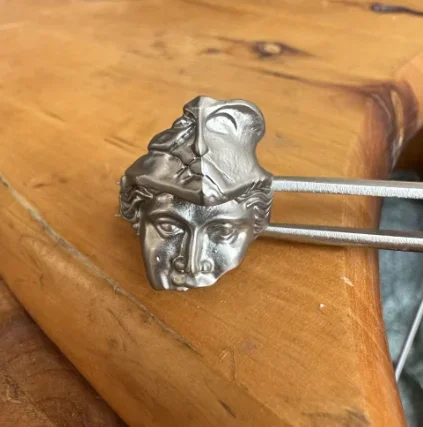 Готический эстетический стиль матовый серебряный цвет красивая статуя открытое