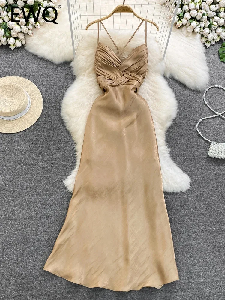 Женское длинное вечернее платье без рукавов с открытой спиной