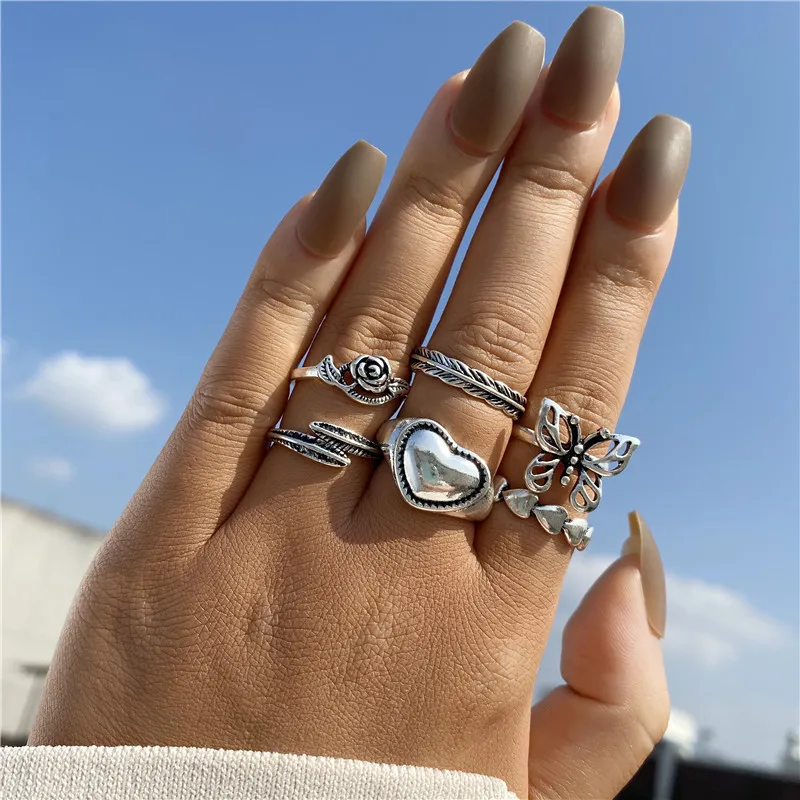 Женское кольцо с бабочкой и розой черное искусственным драгоценным камнем |