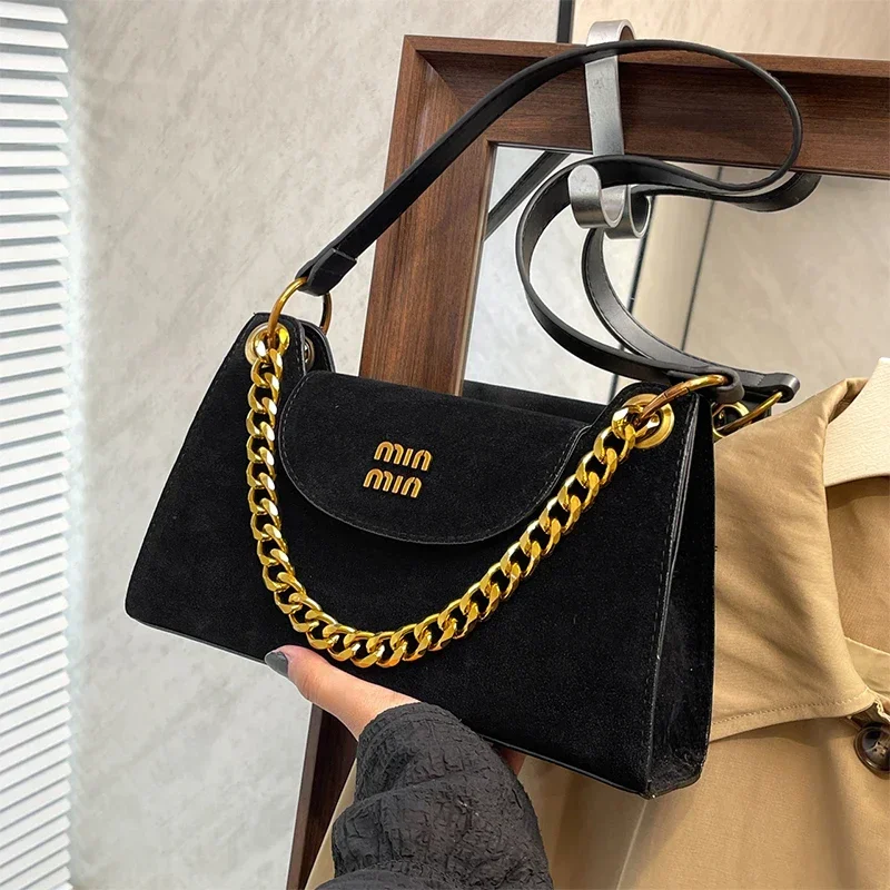 Дизайнерская женская сумка с металлической цепочкой замшевая матовая