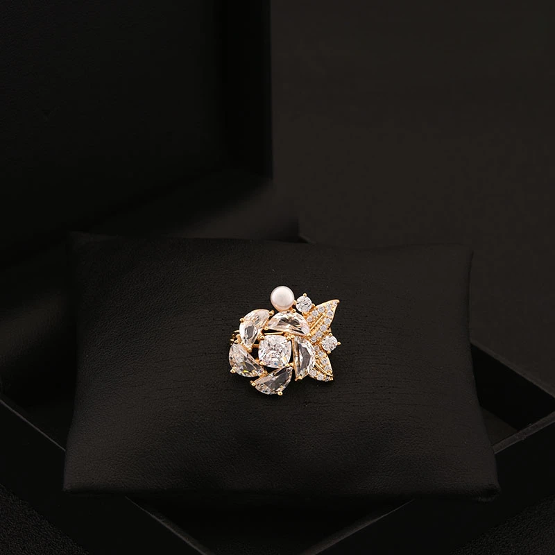 Rose Crystal Brooch Neckline Flower Small Collar Pin for Women Suit High-Grade Fashion Clothes Accessories Buckle Jewelry Gifts