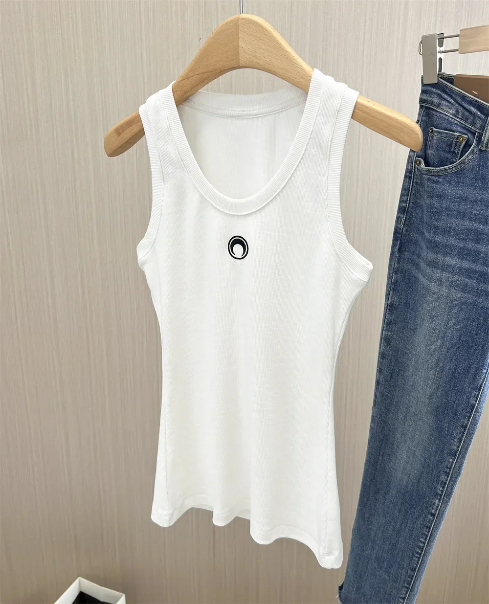 Майка женская с вышивкой Луны пикантный жилет в рубчик без рукавов однотонная
