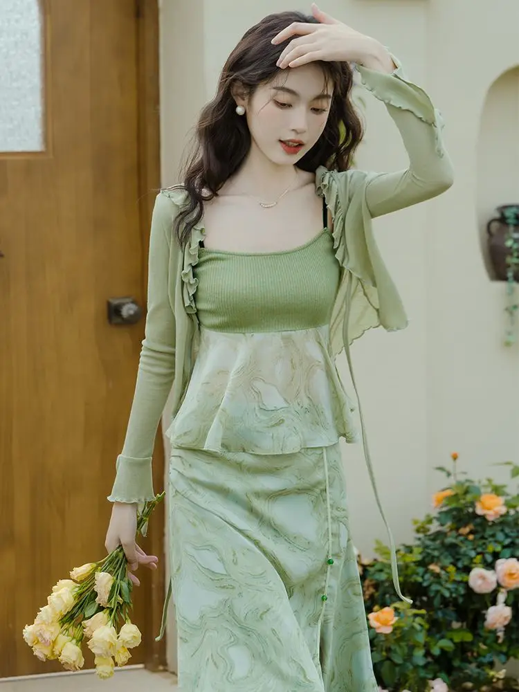 

Женский комплект Лето 2023 элегантная юбка средней длины с разрезом на бедрах Комплект из трех предметов нежная зеленая женская одежда