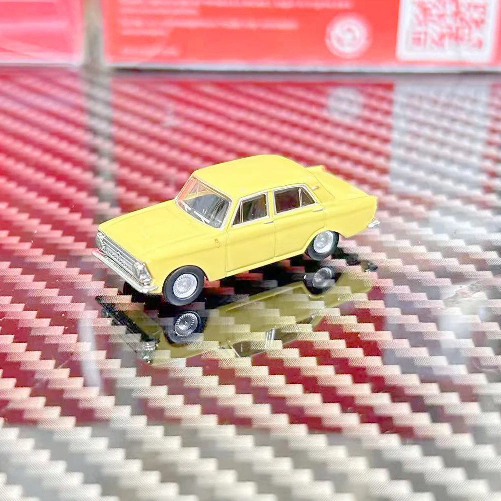 Фото Масштабная модель автомобиля Herpa 1/87, желтая, пластиковая, отличная коллекционная модель для подарка. №2