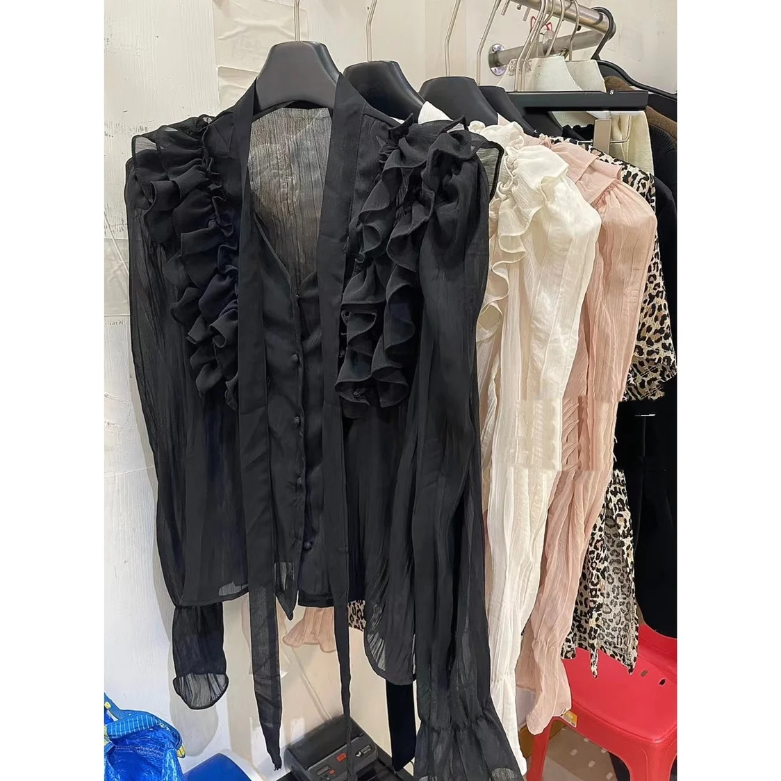 

Женская летняя блузка с V-образным вырезом и длинным рукавом