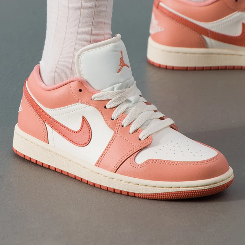 Фото Женские спортивные баскетбольные кроссовки Nike Air Jordan 1 Low с низким профилем для тренировок, модель DC0774-180 №3