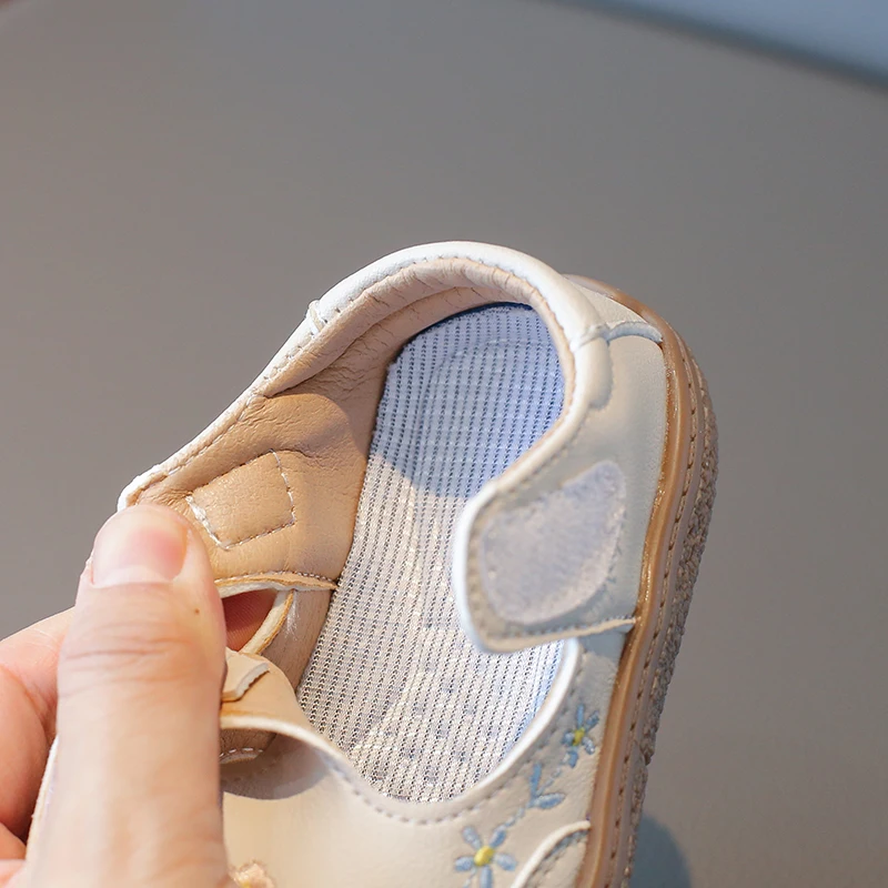 Противоскользящая детская повседневная обувь из искусственной кожи с цветочным