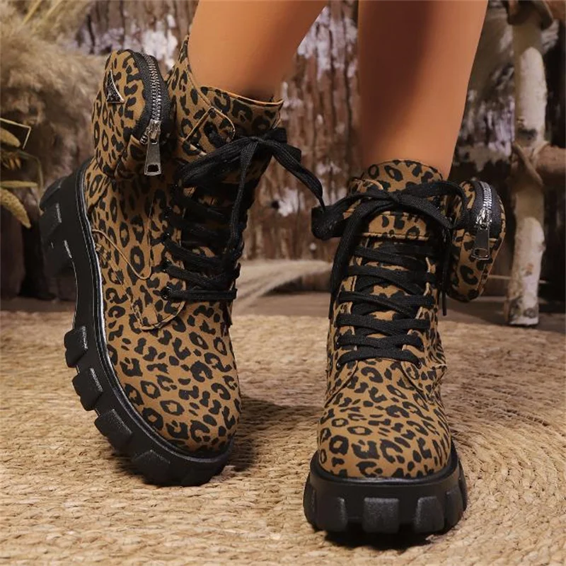 Женские ботинки с леопардовым принтом короткие на толстом каблуке ремешке в