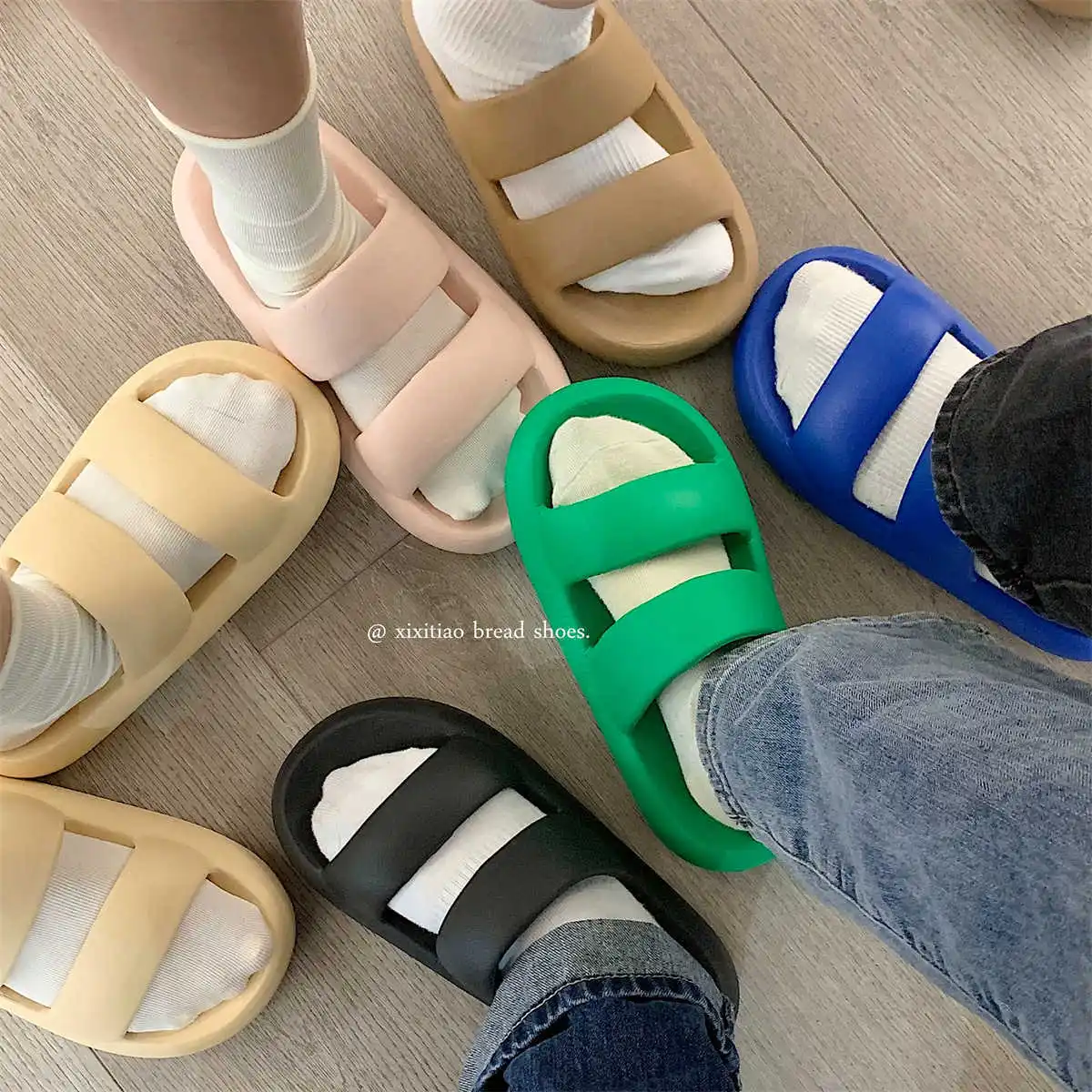 2022 new women's summer sandals and slippers for outside wear couples soft bottom indoor home slippers for men.
