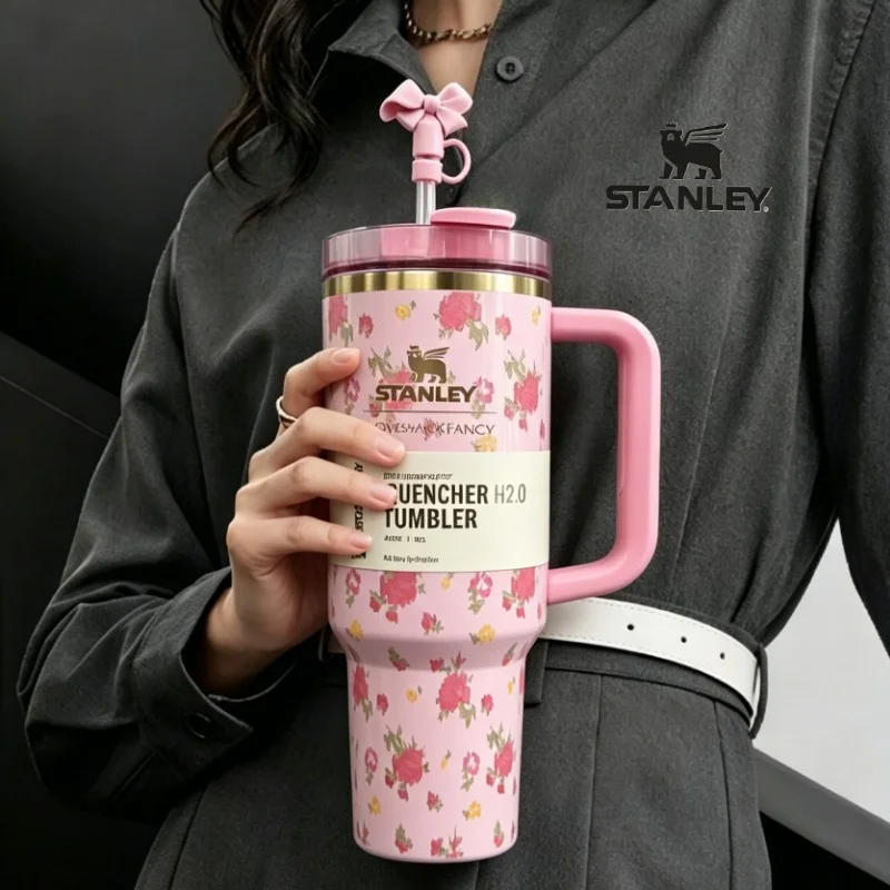 Фото Термокружка Stanley 40oz LoveShackFancy Pink Flower из нержавеющей стали с ручкой и соломинкой, герметичная, для ежедневного использования №5